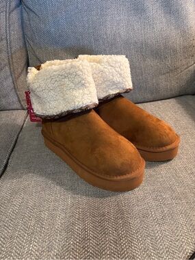 Essentials by Muk Luks Woman’s Sz 8 Boots